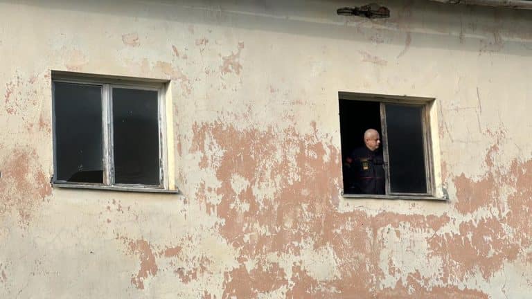 TRI DECE U KUĆI, A NEMAM NITI PUŠKU, NITI POLICIJSKU ZAŠTITU! Meštani ne mogu da spavaju, boje se da će ubica napasti u trenutku kada se to najmanje očekuje.