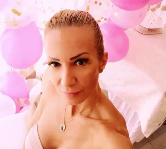 “BILA SAM GLADNA, SAMO SAM HTJELA ZARADITI ZA HRANU I NE GLEDATI RODITELJE KAKO SE BIJU…”: Potresna ispovijest naše pjevačice, koja se slomila u komade.