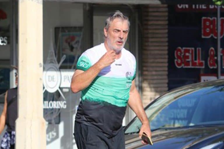 Prepoznajete li poznatog srcelomca iz legendarne serije? Svečana odela zamijenio trenerkama, a nakon optužbi za zlostavljanje njegov život krenuo je nizbrdo.