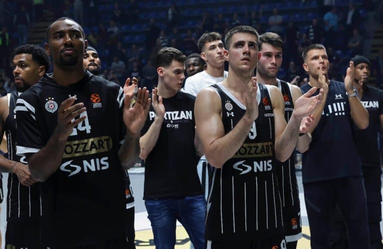 Grobari pjevaju nakon teškog poraza.