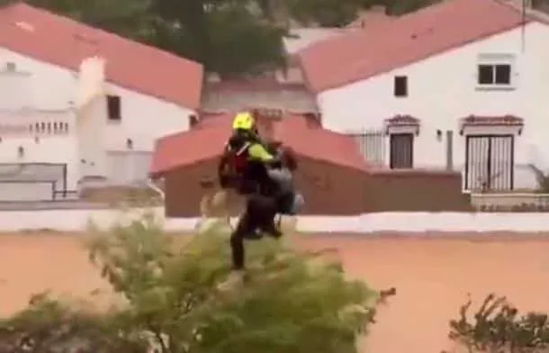 (VIDEO) ŠOKANTAN SNIMAK SPASAVANJA IZ SMRTONOSNIH POPLAVA OBUHVAĆA SVET: Žena drži životinje, voda joj do grla – a onda se desio NEVEROVATAN PRIZOR!