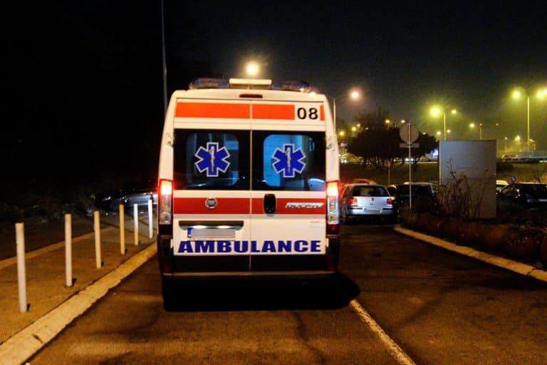 PRVE FOTOGRAFIJE S MESTA NESREĆE KOD SLANKAMENA: Autom udario u traktorsku prikolicu – Policija i Hitna pomoć na terenu (FOTO)