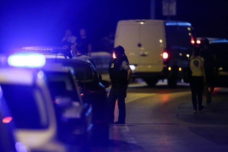 SMRT U KAFIĆU SNIMLJENA KAMERAMA: Žrtva je bila pod utjecajem alkohola, taksisti su izgubili strpljenje, jedan udarac bio je fatalan!