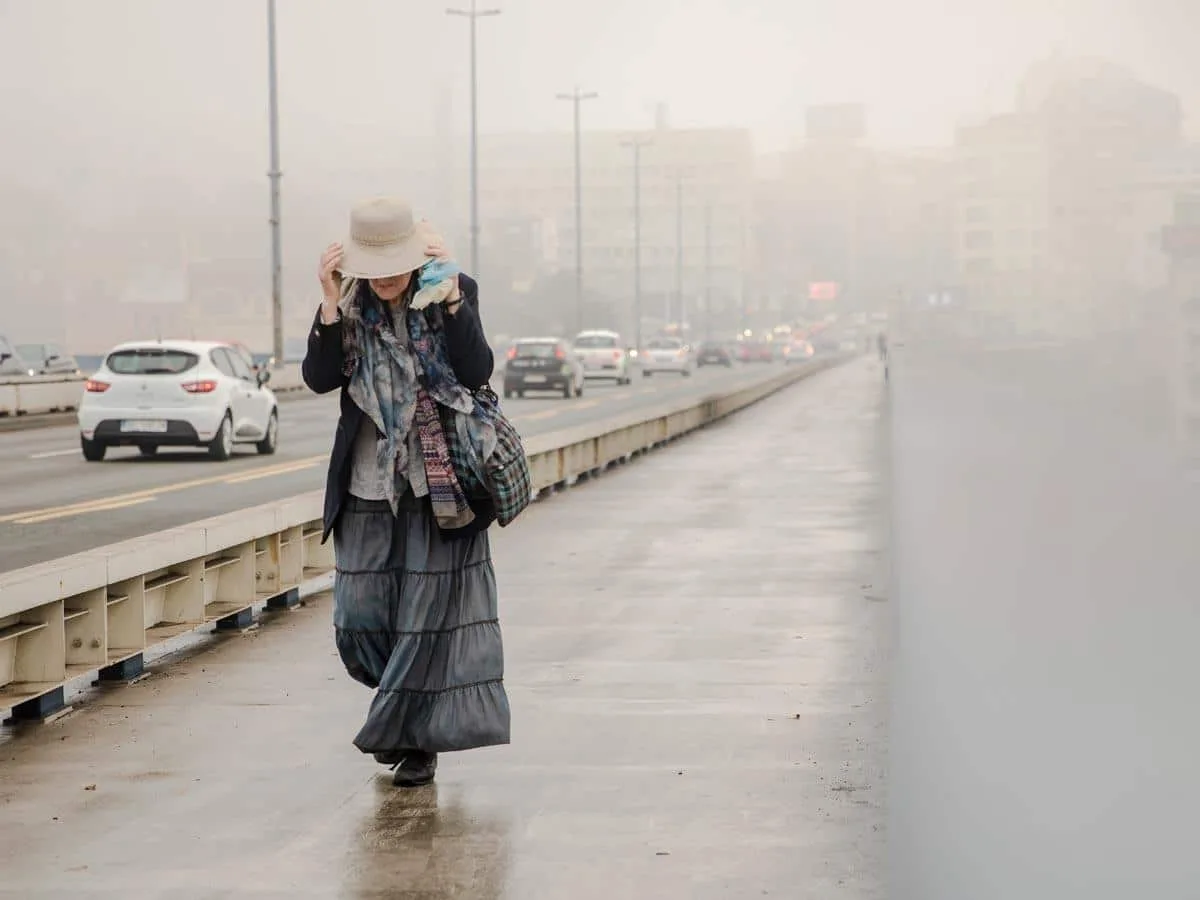 Smanjena vidljivost u Srbiji, tmurno jesensko jutro: Danas do 22 stepeni uz veći broj oblaka, a ako vas neko iznervira, nemojte se ljutiti jer ovakvo vreme donosi ove dvije neprijatnosti.
