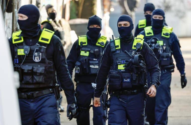 “POKRALI” GRAĐANE ZA 16.500 EVRA! Dvojica državljana BiH uhapšeni u Kelnu nakon niza teških krađa – POLICIJI BEŽALI VIŠE OD 6 MESECI