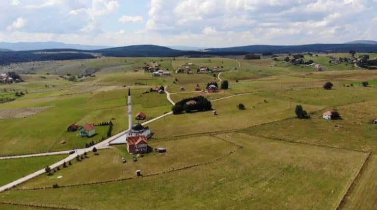 Na Pešteru narodu teško da povjerovati: Šta se to dešava u srpskom Sibiru?! Gledaju šta je Selma ubrala u bašti, dok su nekad u ovo doba vladali snegovi (foto)
