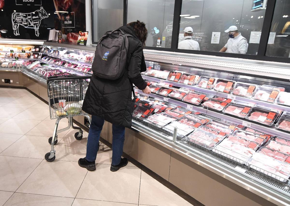 “Neka ljudi pripaze, idu slave! Idem da vratim ovo đubre” Beograđanka kupila praseće meso pa se zgrozila: Odmah sve fotografisala, a to nije najgore FOTO