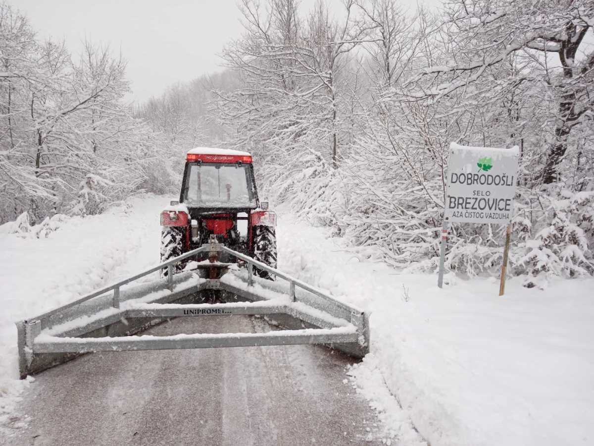 ZIMSKA SLUŽBA U NOVOM SADU RADI PUNIM KAPACITETOM Na terenu 16 vozila, nadležne službe prate meteorološku situaciju