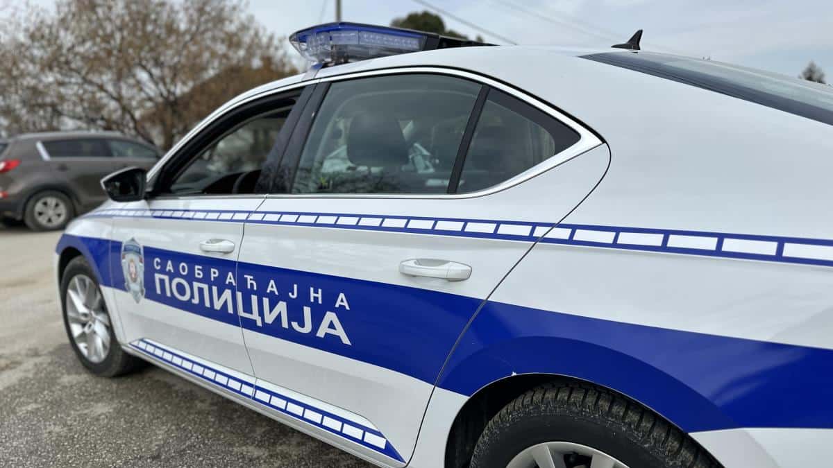 IZAZVAO 3 SAOBRAĆAJKE ZAREDOM! NA KRAJU SE ZAKUCAO U KAMION SA 7 VOJNIKA:  Haos na auto-putu, vozio u kontrasmeru!