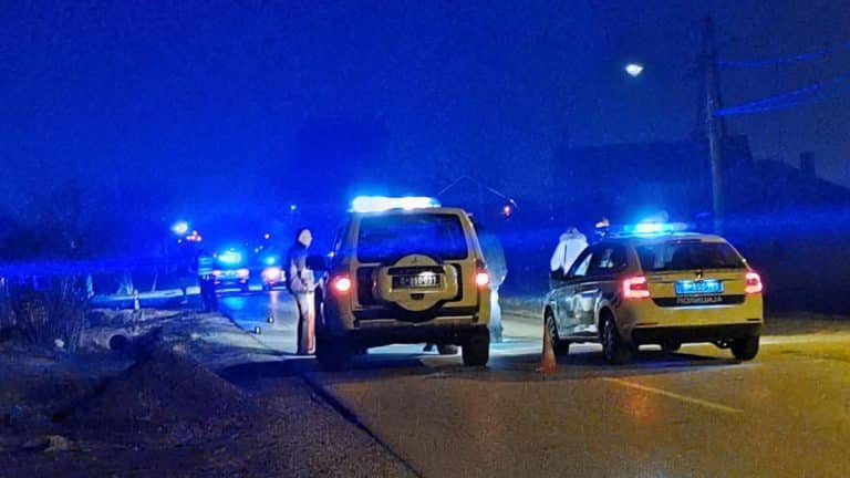 Crna GoraCrna GoraMALOLETNIK SE TRKAO BEZ VOZAČKE DOZVOLE, PA UBIO TINEJDŽERKU (16) Pobegao sa lica mesta i sakrio automobil: Tragedija na aerodromskoj pisti u BeranamaReaguj 1Reaguj 1