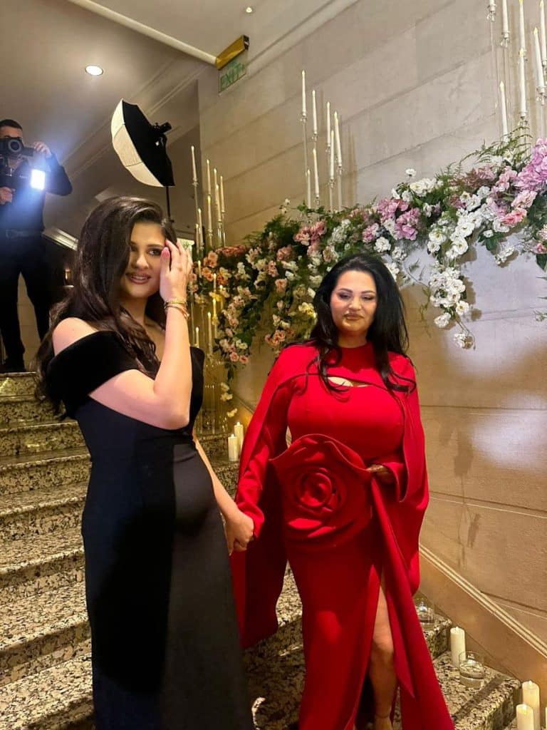 StarsStarsJANA SUMIRALA UTISKE NAKON ĆERKINOG PUNOLETSTVA: Razvezala jezik o kolegama i njihovom ponašanju, a jedan potez pevača je ostavio bez reči1 · Reaguj 11 · Reaguj 1