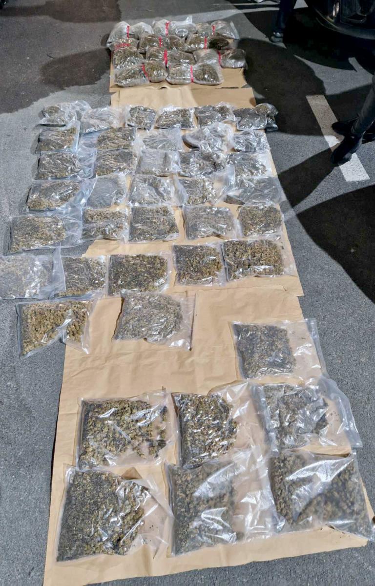 HronikaHronikaUHAPŠENA ZBOG TRGOVINE NARKOTICIMA: Policija u Novom Sadu pretresla stan osumnjičene koju su priveli dok je prodavala marihuanu!ReagujKomentarišiReagujKomentariši