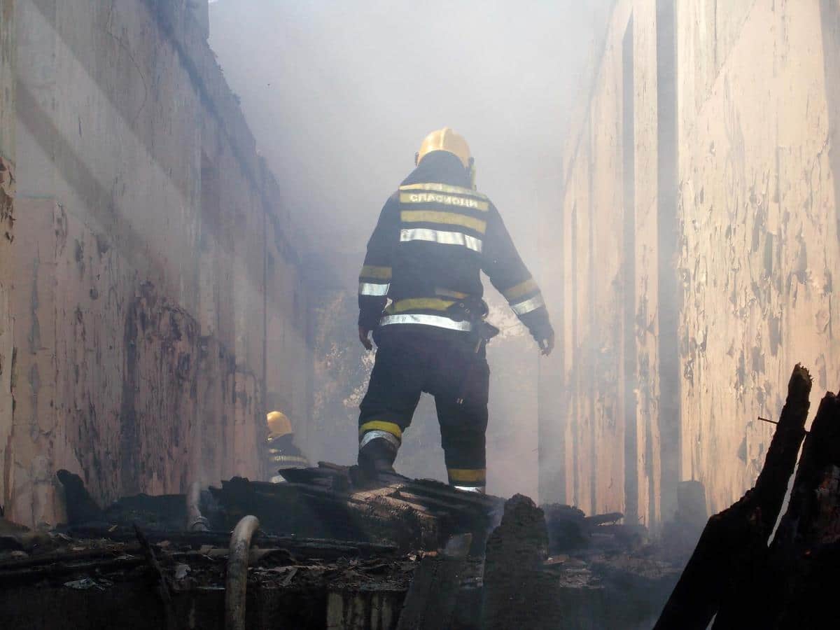 TRAGEDIJA U RAKOVICI Nađeno telo pored vagona u plamenu
