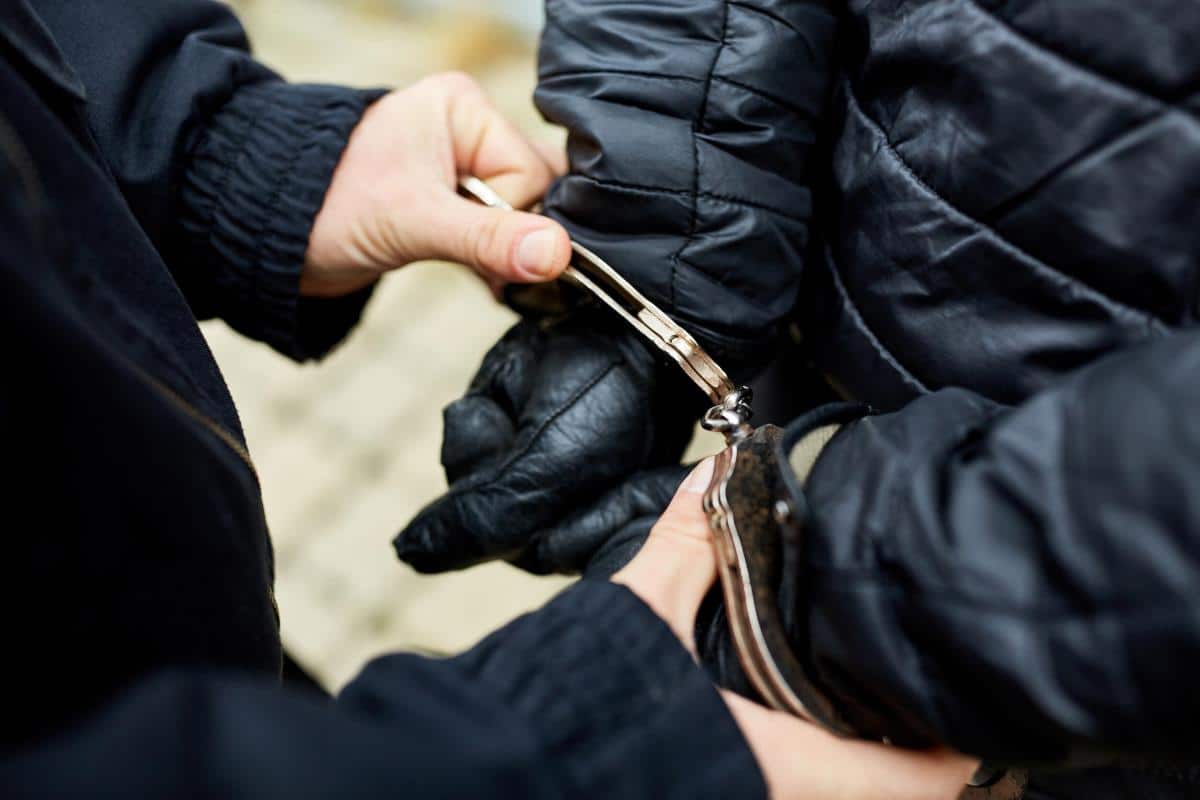 MAKEDONAC PAO ZBOG VEĆE KOLIČINE AMPULA: Robu krio u prtljažniku automobila