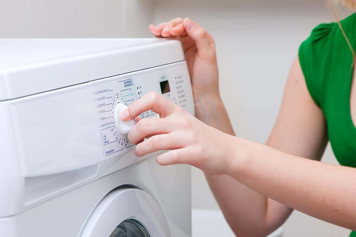 Na kojoj temperaturi perete donji veš? Pridržavajte se ova dva pravila i sprečite razvoj bakterija, a jedno nemojte nikada da radite