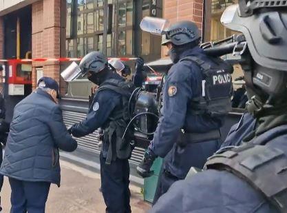 SIN VLASNIKA RESTORANA NAORUŽAN UPAO U OBJEKAT, A ONDA JE USLEDILA DRAMA! Talačka kriza u Parizu: Specijalci blokirali ceo kvart, muškarac PRETI! (FOTO, VIDEO)