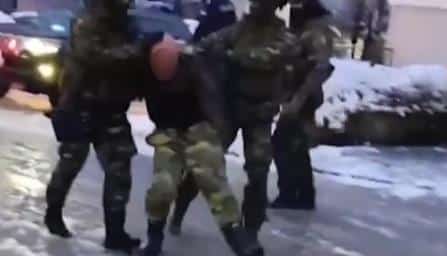 POGLEDAJTE NOVI SNIMAK HAPŠENJA ALIJE BALIJAGIĆA: Pognute glave u pratnji specijalaca priveden u policijsku stanicu