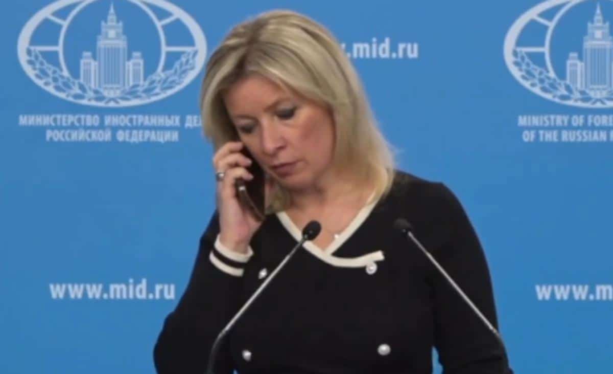 NEVERICA NA KONFERENCIJI ZAHAROVE: Zazvonio telefon, Marija se javila a onda je usledio šok razgovor koji su svi čuli “Mašo, udari balističkim raketama” (VIDEO)
