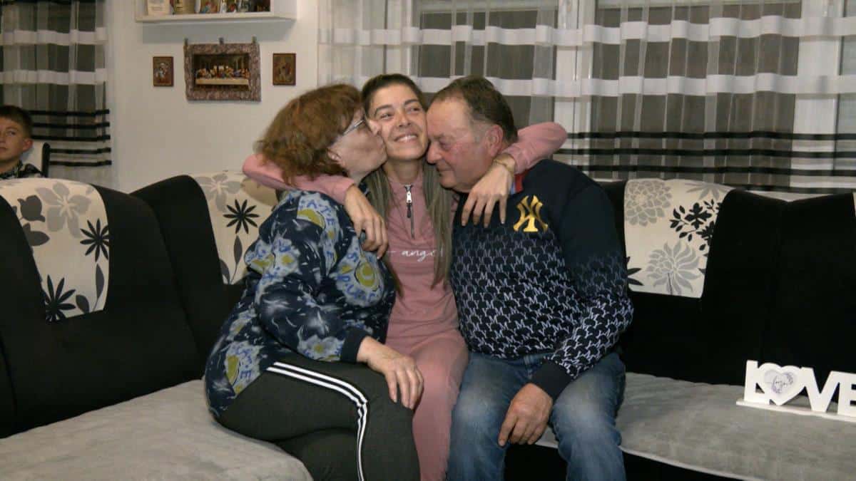 Ova emotivna priča će vas rasplakati: Pogledajte dirljivu ispovest Vesne, usvojene ćerke Mirka i Jasminke (VIDEO)