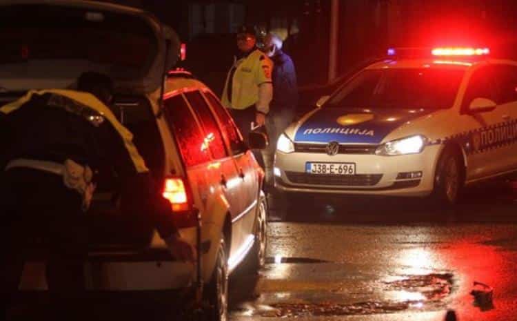 Bosna i HercegovinaBosna i HercegovinaTUČA U CENTRU SARAJEVA: Građani zabrinuti, Hitna pomoć i policija poslali ekipe na lice mestaReagujKomentarišiReagujKomentariši