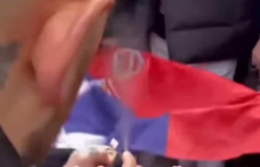 ALBANCI CEPALI I ZAPALILI SRPSKU TROBOJKU! Skandal u Milanu, italijanska policija sve NEMO POSMATRALA (VIDEO)