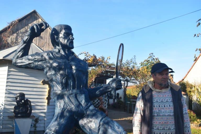 SrbijaSrbijaOVO JE STATUA NOVAKA ĐOKOVIĆA O KOJOJ SVI PRIČAJU Nalazi se u Kikindi, a evo šta kaže autor: U rukama ima dva jaka simbola…2 · ReagujKomentariši2 · ReagujKomentariši