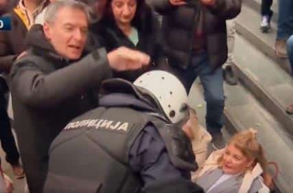 ĆUTA PONIŽAVAO POLICAJCA ISPRED SUDA U NOVOM SADU Mazio ga po šlemu dok su mu poslanice otimale štit