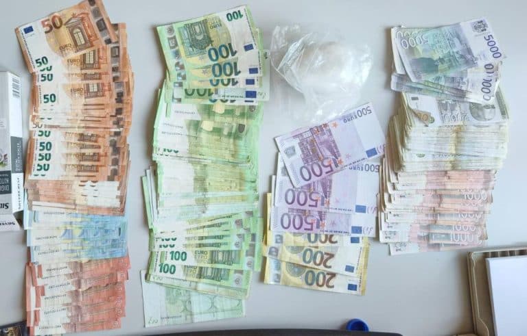 HronikaHronikaUHAPŠENA DVOJICA DILERA: U stanovima u Sremskoj Mitrovici, Staroj Pazovi i Zemunu imali dorgu, oružje i gomilu novca od prodaje! (Foto)ReagujKomentarišiReagujKomentariši