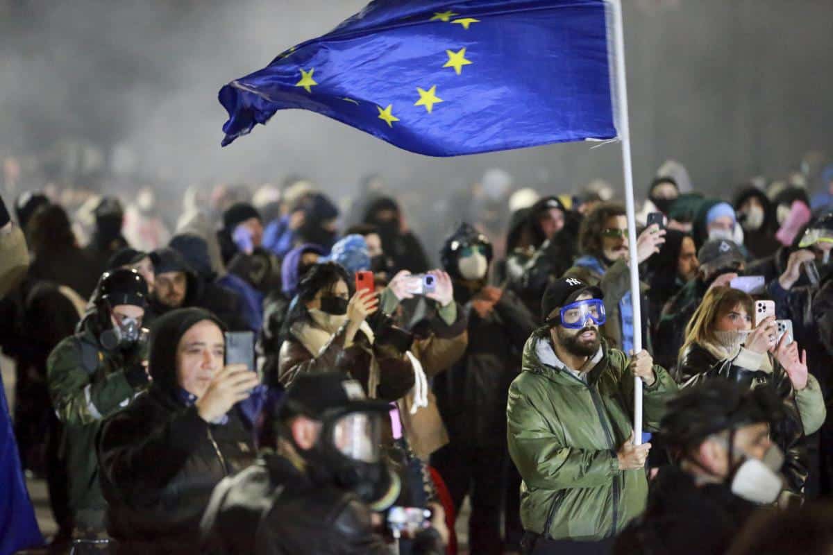 NE SMIRUJE SE U GRUZIJI: Policija vodenim topovima i suzavcima rasterala demonstrante (VIDEO, FOTO)