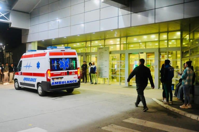 HronikaHronikaI DALJE SU ŽIVOTNO UGROŽENI, NAD NJIMA 24 SATA BDIJU LEKARI I NJIHOVI RODITELJI: Doktorka otkrila u kakvom su stanju preživeli ispod ruševina na stanici!ReagujKomentarišiReagujKomentariši