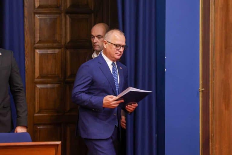 HRONOLOGIJA DOKUMENATA KOJIMA JE ODOBRENA REKONSTRUKCIJA ŽELEZNIČKE STANICE NOVI SAD Ministar Vesić detaljno objasnio šta je kada potpisano od ugovora