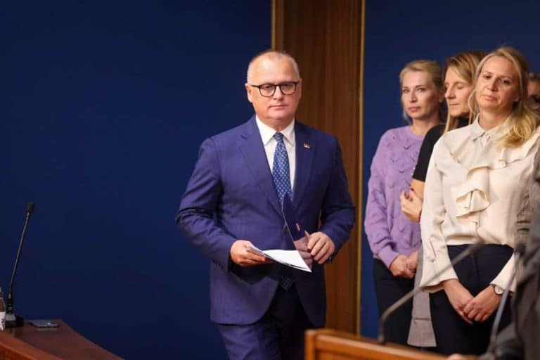 PolitikaPolitika"ODGOVORNE TRAŽITI MEĐU INVESTITORIMA I PROJEKTANTIMA" Vesić: Verujem da će tužilaštvo pronaći prave krivce za tragediju u Novom Sadu203 · Reaguj 71203 · Reaguj 71