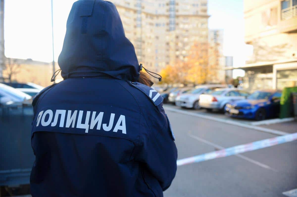 STRAVIČNO NASILJE U BEOGRADU: Muškarac krvnički šutira dete koji leži na betonu
