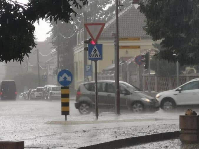 OLUJNO NEVREME TUČE PO SRBIJI, VETAR SRUŠIO SEMAFOR! Strašni prizori kod Čačka: Ljudi ostali bez struje, nastao saobraćajni kolaps – izdat HITAN APEL (FOTO)