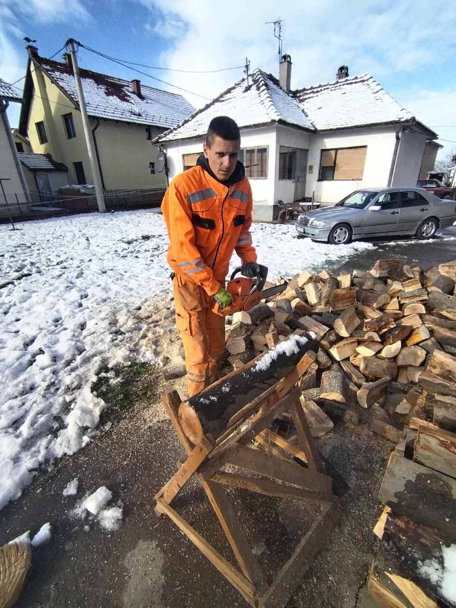 MLADOM LOZNIČANINU BITNO JE SAMO DA NE BUDE BESPOSLEN: Radi sve poslove i ne žali se, sada je kosačicu zamenio lopatom: Ima i svoj lični REKORD (FOTO)
