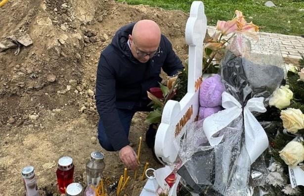 BEZ REČI – SAMO JECAJI I TUGA KOJA NE JENJAVA: Premijer Vučević na groblju u Kaću položio vence i zapalio sveće za nastradale u Novom Sadu (FOTO)