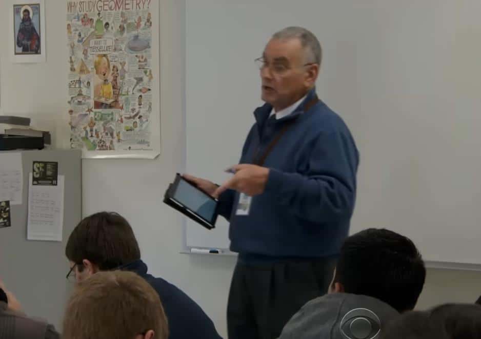 Strogi nastavnik matematike (70) nema ni ženu ni decu, a onda su učenici otkrili njegovu tajnu: Nisu mogli da veruju gde su ga zatekli (VIDEO)