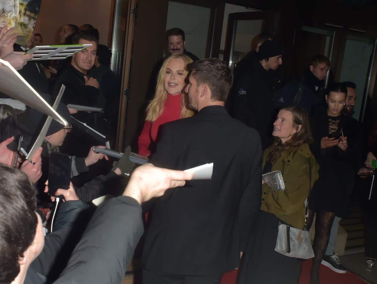 Pokrivena od glave do pete, a nikad izazovnija: Nikol Kidman pokazala čime raspolaže u vatreno crvenoj boji, a detalj na leđima mami poglede