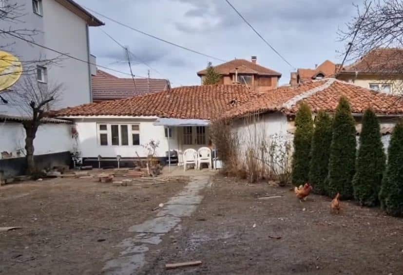 LJUDI GLEDAJU SNIMAK IZ NOVOG PAZARA I NE VERUJU SVOJIM OČIMA: Scena u dvorištu izazvala čuđenje, ovo se ne viđa ni na FILMU (VIDEO)