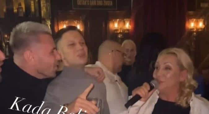 RELJA I NIKOLIJA PRAVE LOM U KAFANI DOK PEVA VESNA ZMIJANAC! Trenuci koji se retko viđaju: Kad je tašta zapevala ovaj hit zet pao u trans (VIDEO)