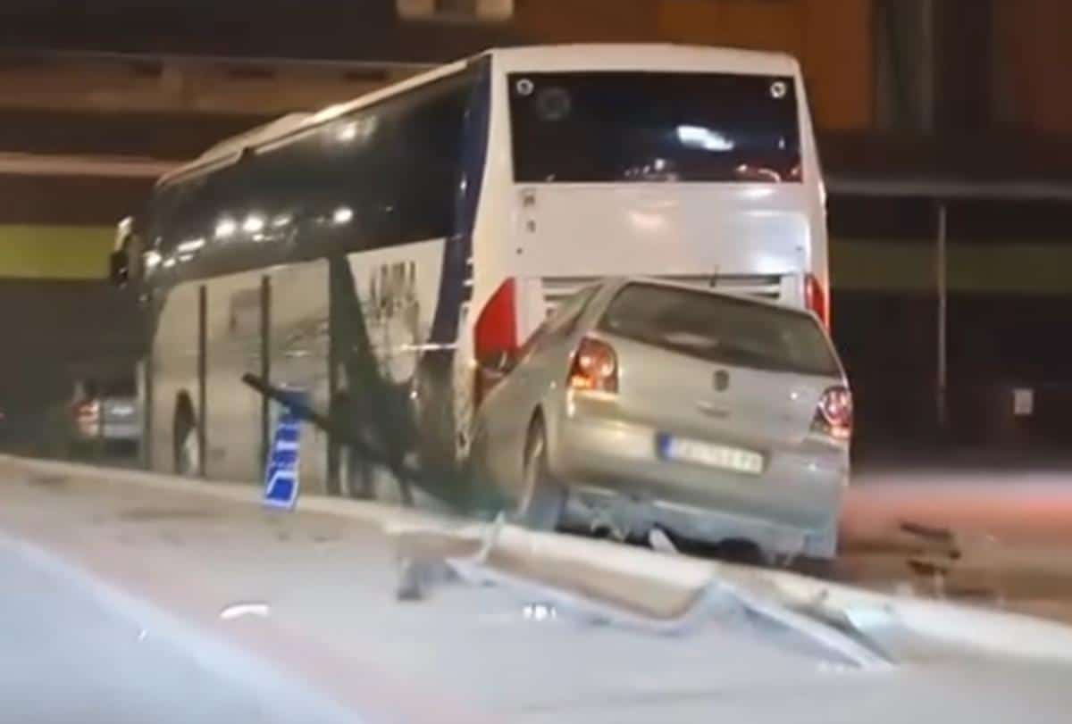 SAOBRAĆAJNA NESREĆA KOD AUTOBUSKE U ČAČKU! Autom se zakucao u autobus, otpao mu branik, a pola ograde smotao ispred prednjeg točka (video)