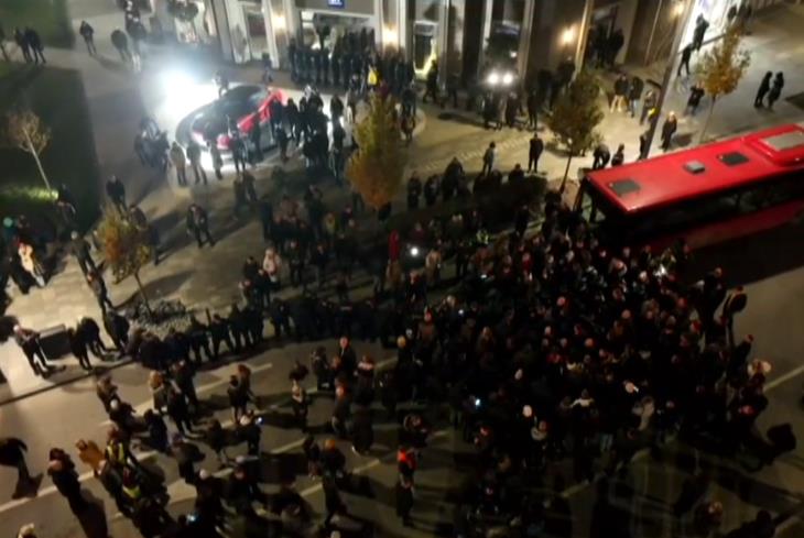 HAOS U BEOGRADU NA VODI! Nekolicina opozicionara maltretirala građane, nisu im dali da prođu – blokirali raskrsnicu pa napali ljude, intervenisala policija FOTO