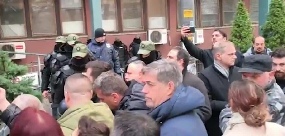 BLOKIRANA ZGRADA SUDA U NOVOM SADU: Poslanici i odbornici ispred ograde, zgradu obezbeđuju policija i Žandarmerija (foto)