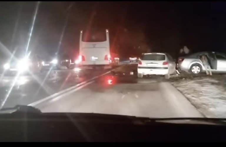 KARAMBOL NA PUTU KA ZLATIBORU Sudarilo se nekoliko vozila, delovi rasuti po putu
