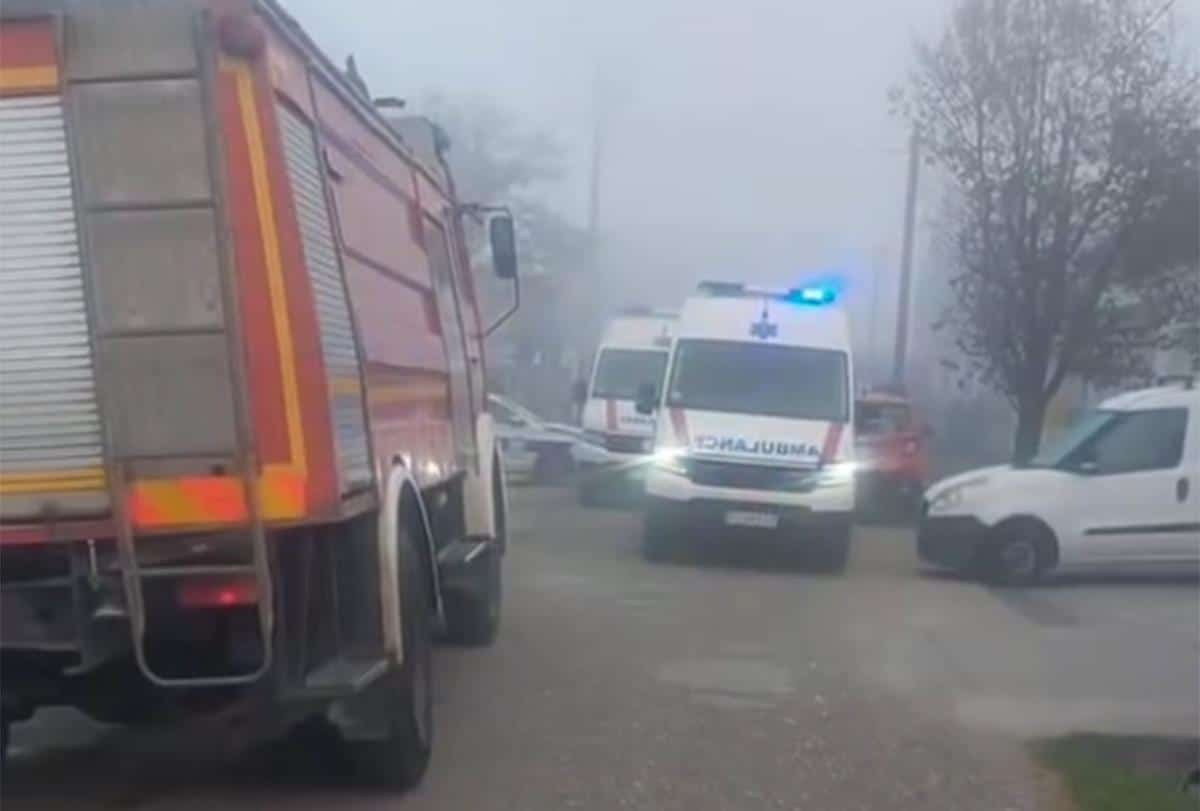HronikaHronika"POZNAVAO SAM TE LJUDE…" Meštani Vojke u šoku posle smrti dve osobe u požaru koji je jutros izbio u Domu za stara i napuštena lica!ReagujKomentarišiReagujKomentariši