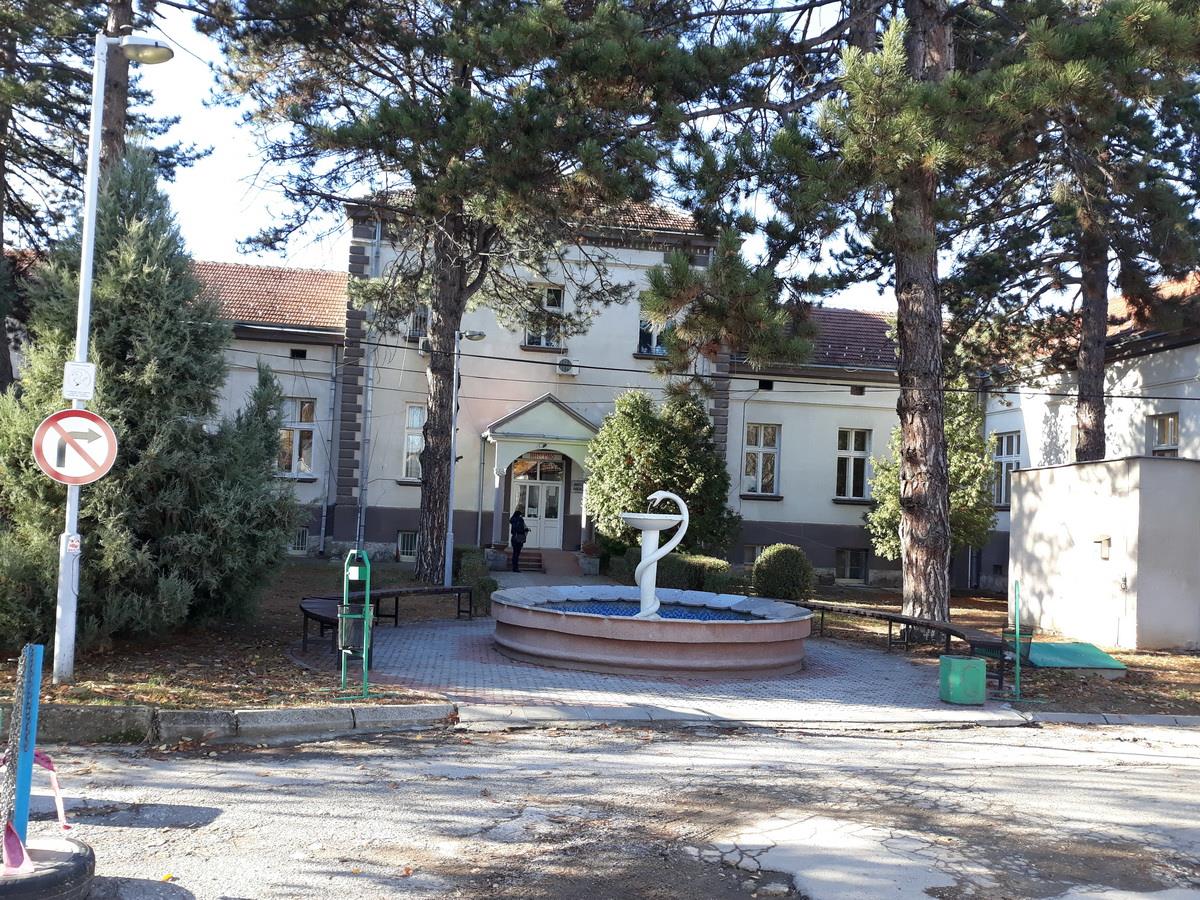 POZNATO KO JE RANJEN U PUCNJAVI U SELU KOD PROKUPLJA: Mladić (22) ima povrede šake, policija pucala tokom akcije hapšenja dilera!