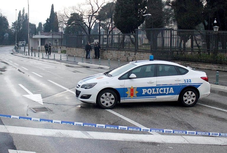 Crna GoraCrna GoraBLOKADA PUTA ZBOG LEŠEVA! Meštani besni, puštaju samo kola Hitne pomoći!ReagujKomentarišiReagujKomentariši