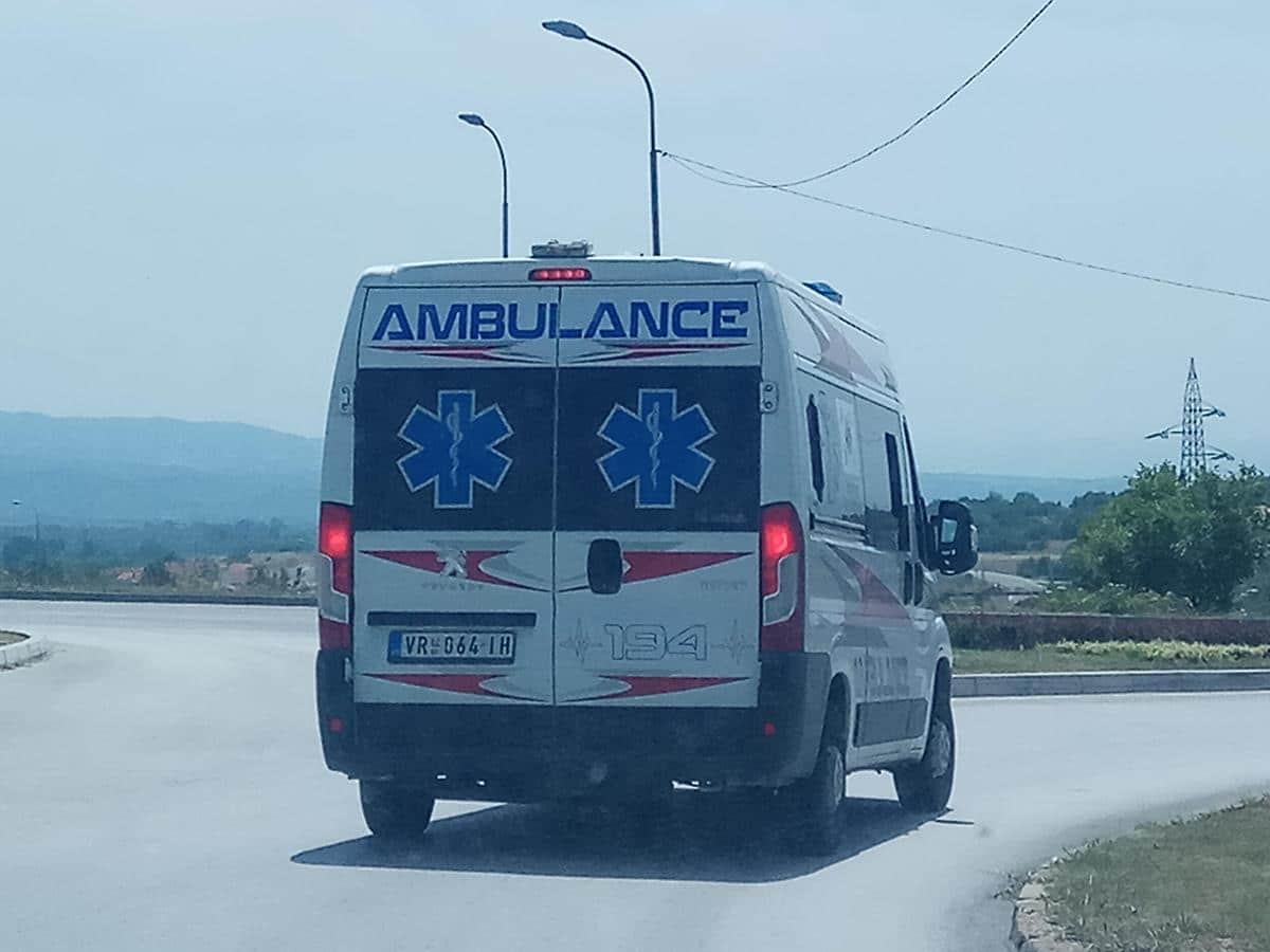 MALOLETNI MOTOCIKLISTA TEŠKO POVREĐEN U VRANJU: Sudario se sa autobusom i sleteo s puta