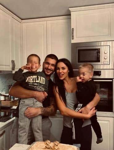 IKONA OD ZLATA I SVEĆA! Mirko i Bojana Šijan proslavili krsnu slavu: Evo kako se u njihovom domu obeležava svetac, objavljeni detalji iz porodične kuće! (FOTO)