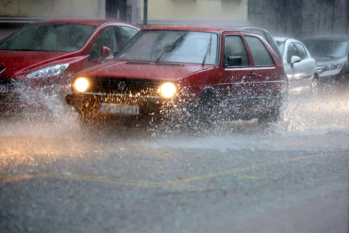 Trik sa telefonom dok pada jaka kiša može da pomogne vozaču! A na društvenim mrežama se preporučuje i ovo